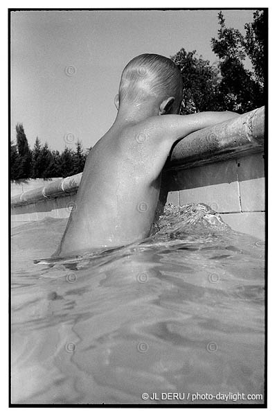 enfant dans la piscine - child in the swimming pool